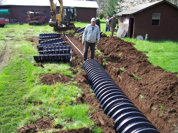 A pressure distribution lateral being installed using graveless chambers in three foot wide trenches. These are very common in Clark, Skamania and Cowlitz Counties.